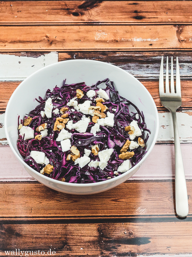 Rotkohlsalat mit Walnüssen & Feta | Rezept auf www.wallygusto.de