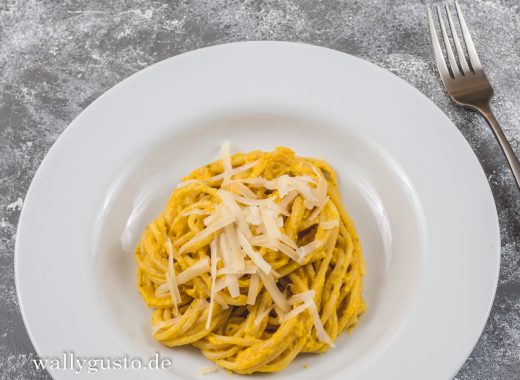 Scharfes Karotten-Pesto mit Walnüssen & Chili | Ein vegetarisches Rezept auf www.wallygusto.de