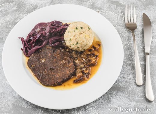 Seitan-Scheiben mit Pflaumensauce, Rotkraut und Semmelknödeln | Rezept auf www.wallygusto.de