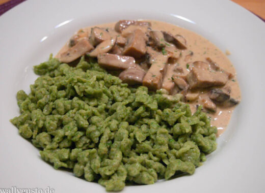 Seitangeschnetzeltes mit Rahmschwammerl und Spinatspätzle | Rezept auf www.wallygusto.de