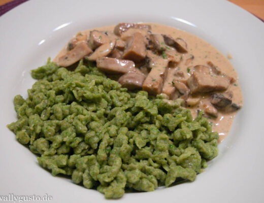 Seitangeschnetzeltes mit Rahmschwammerl und Spinatspätzle | Rezept auf www.wallygusto.de