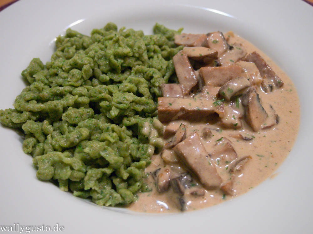 Seitangeschnetzeltes mit Rahmschwammerl und Spinatspätzle | Rezept auf www.wallygusto.de