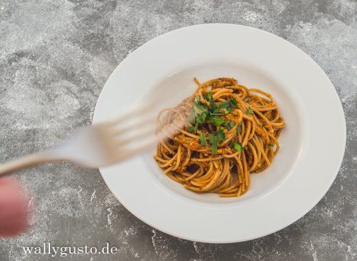 Tomaten-Pesto mit Kräutern und Chili | Rezept auf www.wallygusto.de