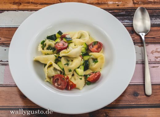 Tortellini-Pfanne mit Zucchini und Tomaten | Rezept auf www.wallygusto.de