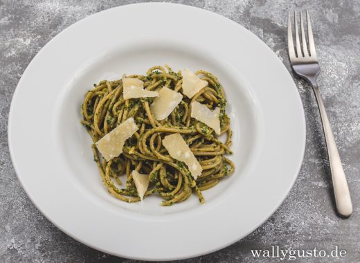 Zitronenmelisse-Pesto mit Rosmarin & Chili | Rezept auf www.wallygusto.de