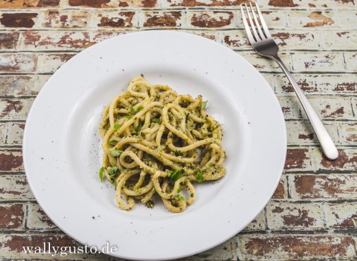 Zucchini Pesto mit Basilikum & Rosmarin | Rezept auf www.wallygusto.de
