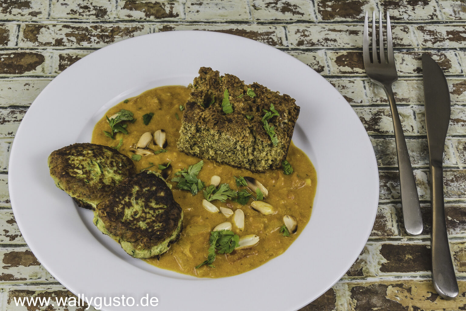 Zucchinipuffer mit pikanter Erdnusssauce – Wallygusto