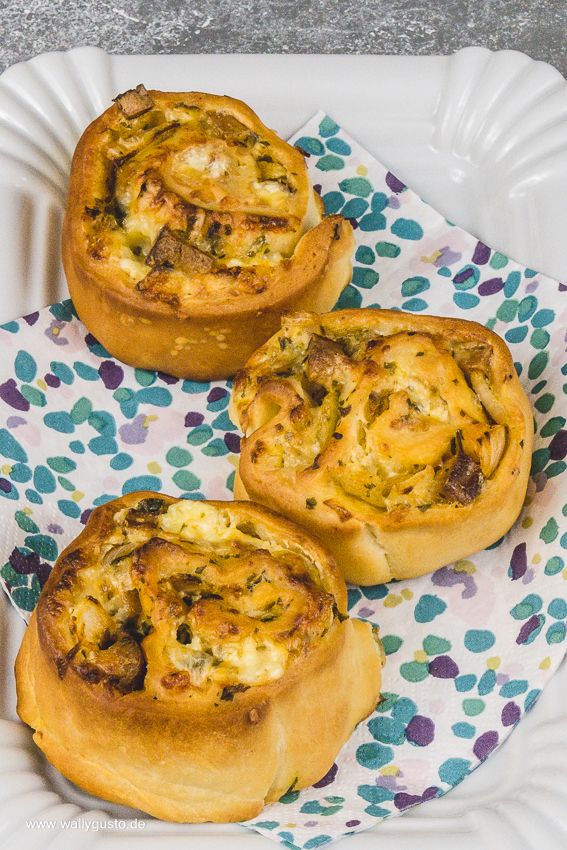 Zwiebelkuchen-Schnecken mit Räuchertofu | Rezept auf www.wallygusto.de