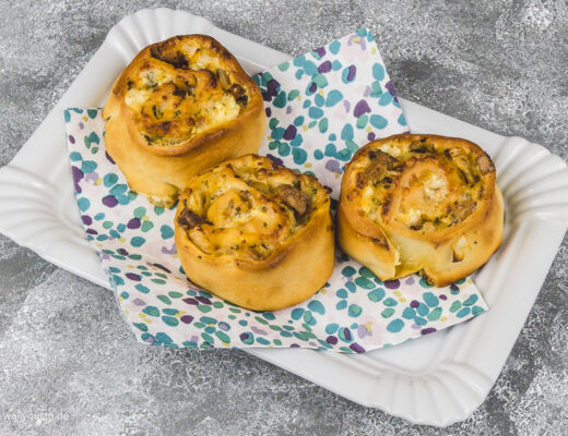 Zwiebelkuchen-Schnecken mit Räuchertofu | Rezept auf www.wallygusto.de