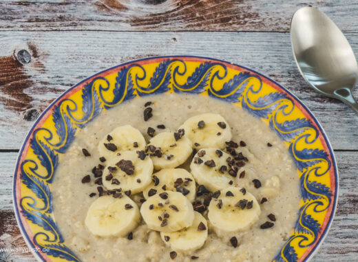 Veganer Porridge mit Haferdrink | Rezept auf www.wallygusto.de