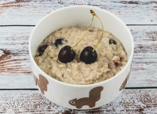 Veganer Porridge mit Kirschen | Rezept auf www.wallygusto.de